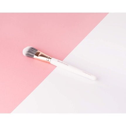 Brushworks White & Gold Foundation Brush - Maison des fragrances