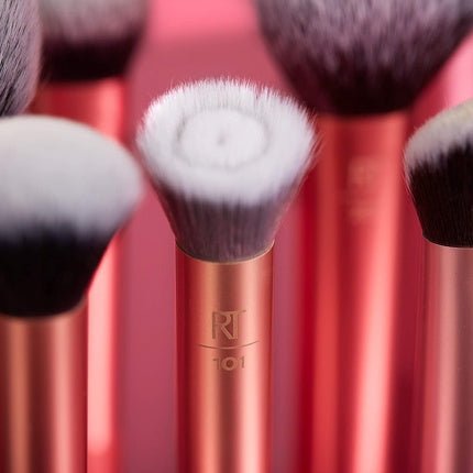 Real Techniques Foundation or Tinted Moisturizer Makeup Blender Brush - Packaging and Handle Color May Vary - Maison des fragrances